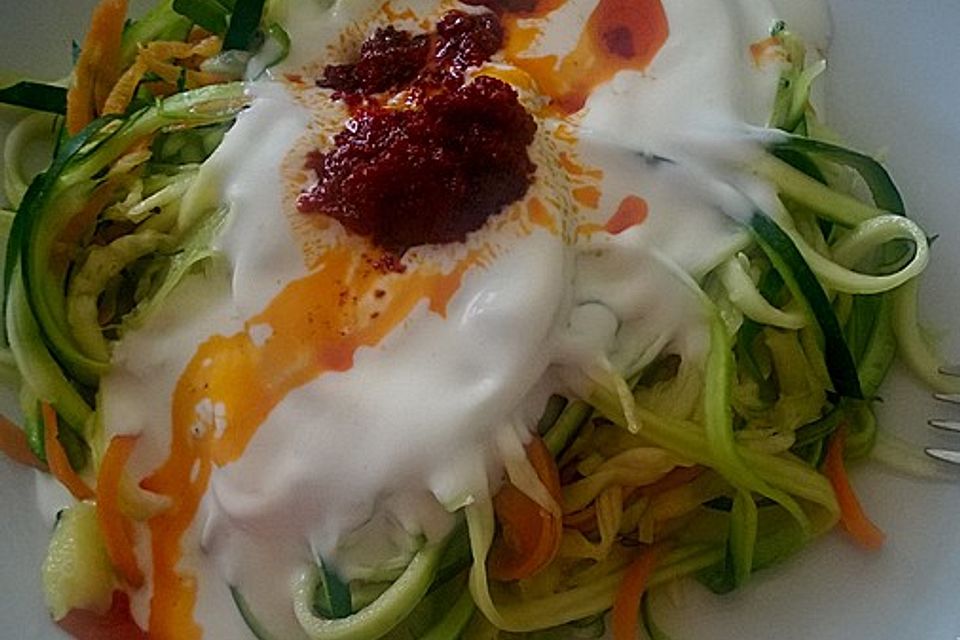 Zucchininudeln mit türkischer Nudelsauce