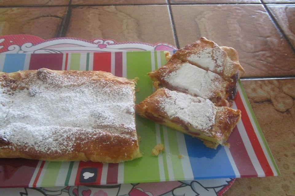 Topfen-Kirschstrudel