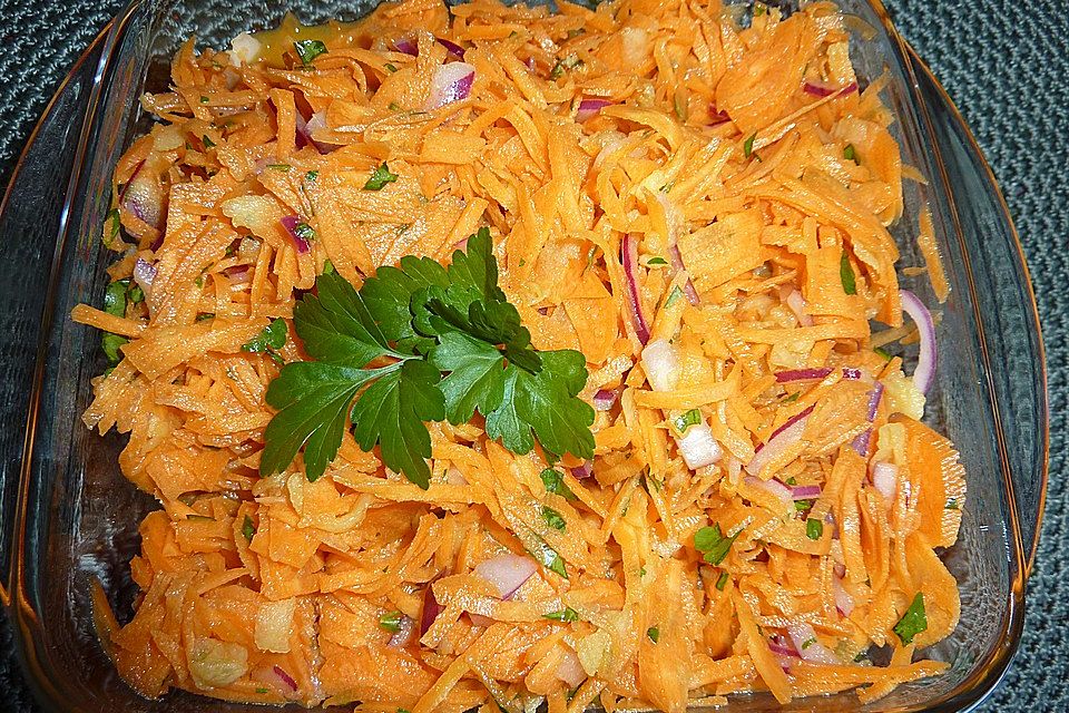 Karottensalat mit Orangensaftdressing