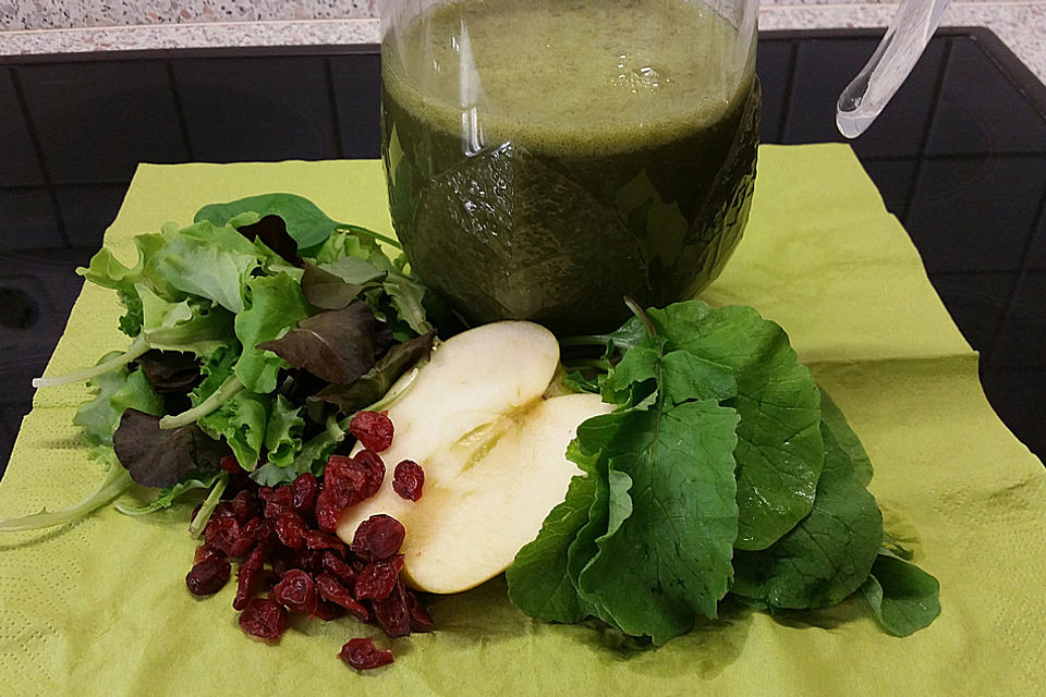 Grüner Smoothie mit Cranberries