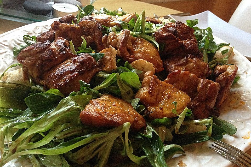 Brotsalat mit Hähnchenschenkeln