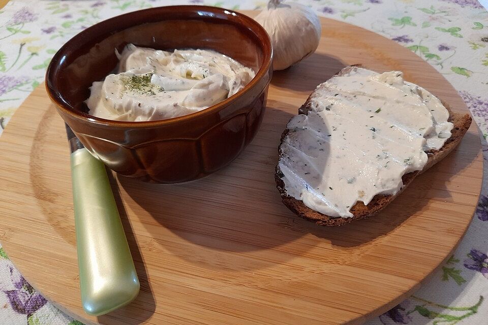 Schneller Knoblauch-Kräuter-Dip