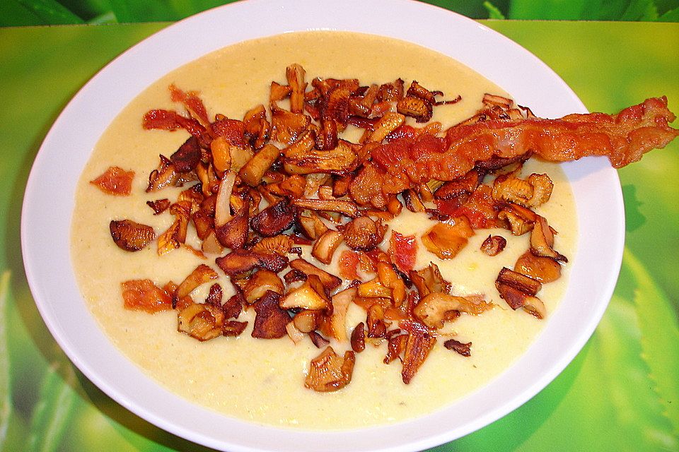 Maiscremesuppe mit Pfifferlingen