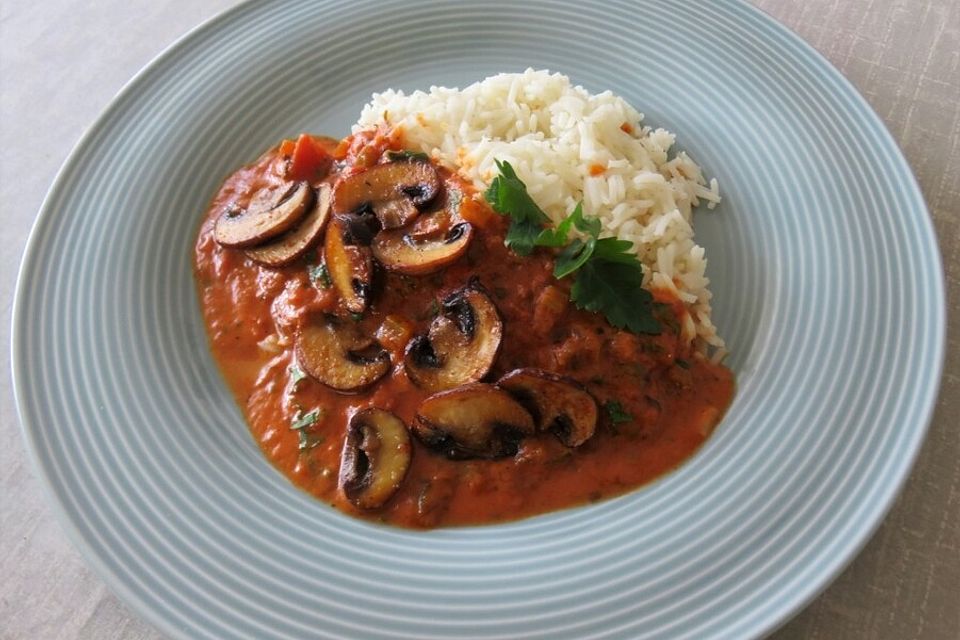 Champignons in Tomatensauce