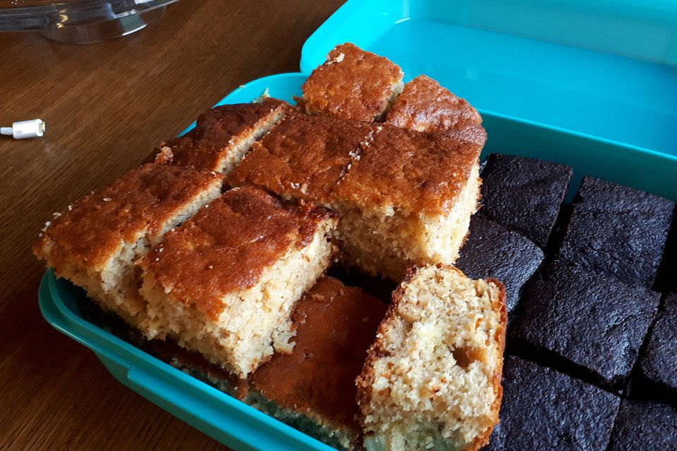 Bananen-Blondies mit Macadamianüssen