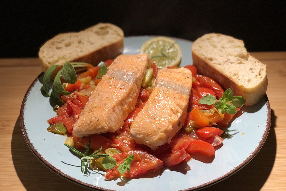 Lachs mit mediterranem Gemüse