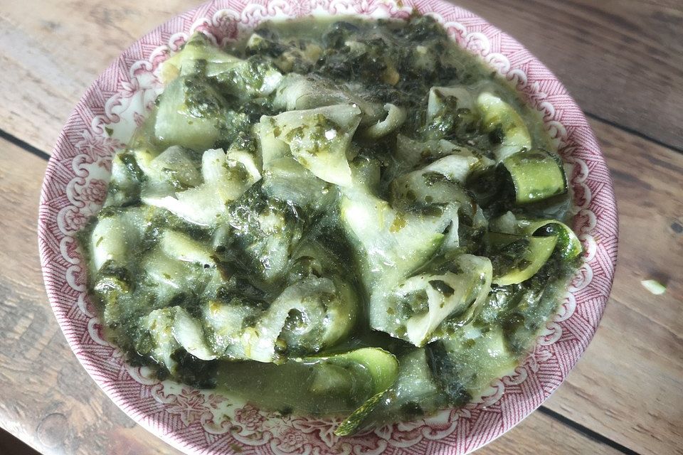 Schnelle Zucchinispaghetti in Frischkäsesauce