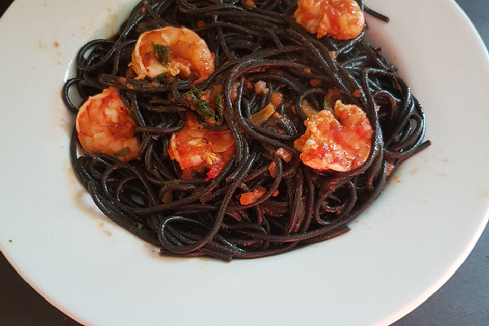 Schwarze Spaghetti mit Scampisugo