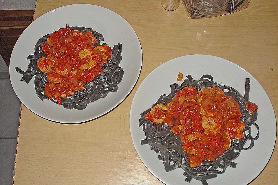 Schwarze Spaghetti mit Scampisugo