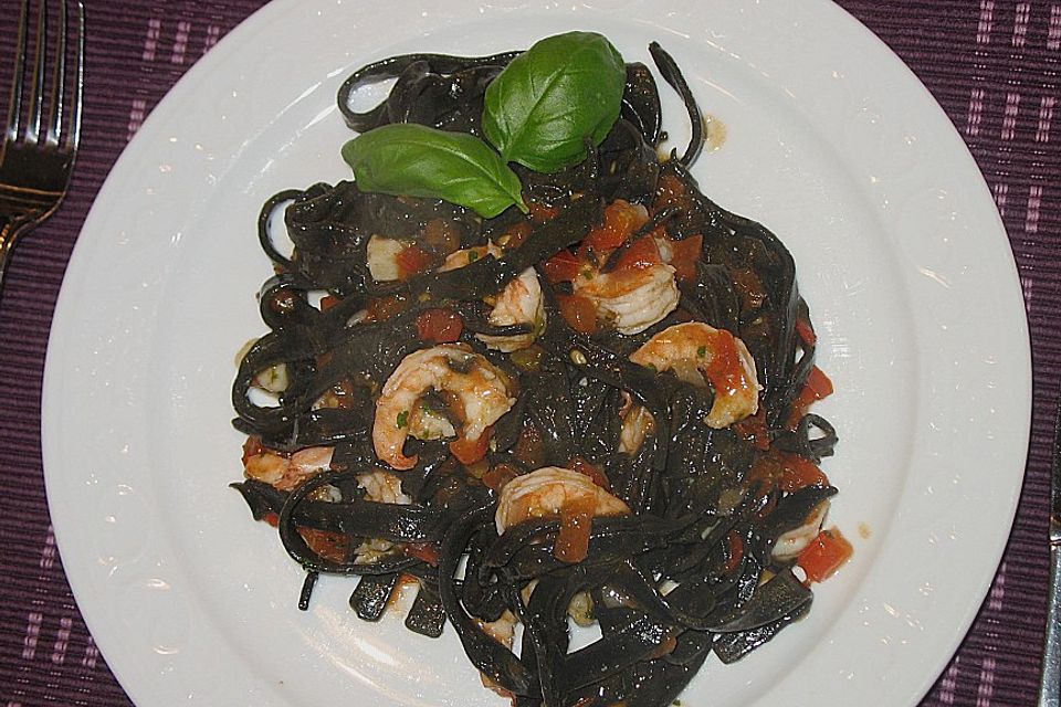 Schwarze Spaghetti mit Scampisugo