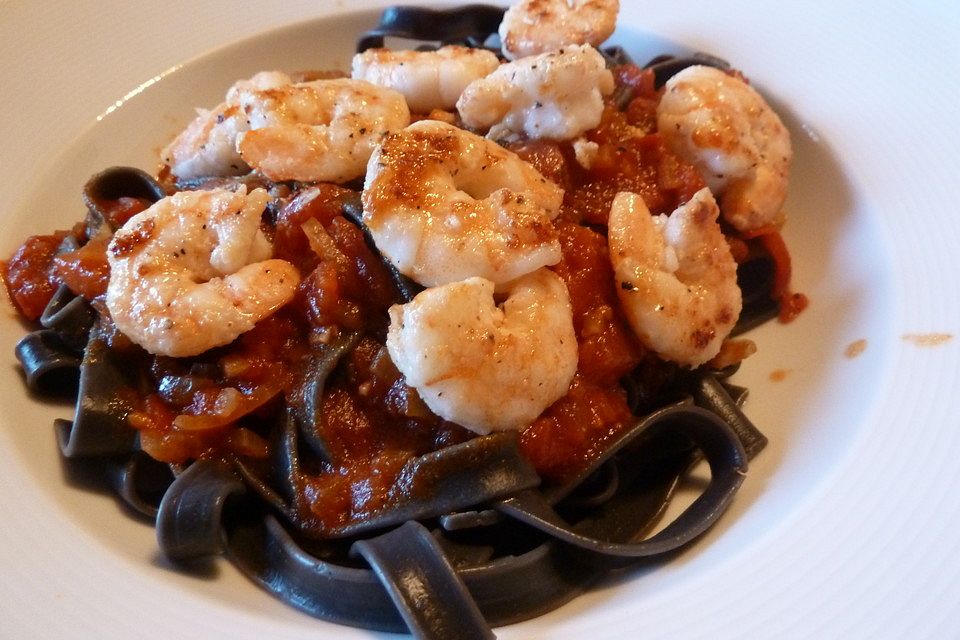 Schwarze Spaghetti mit Scampisugo