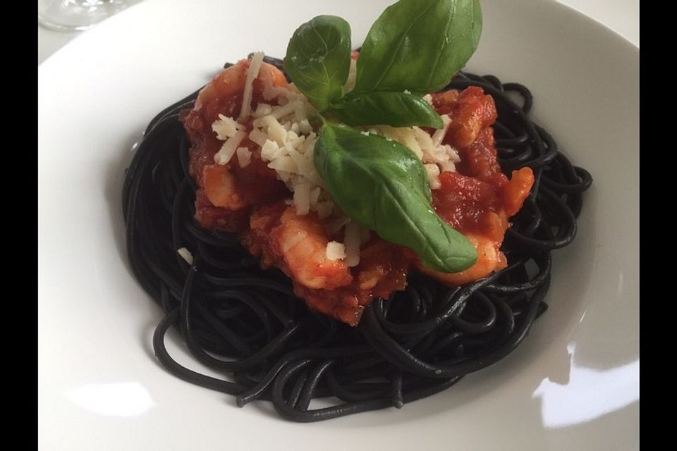 Schwarze Spaghetti mit Scampisugo