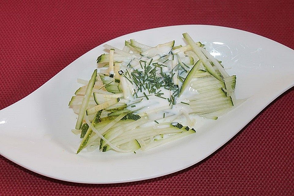 Zucchini-Sauermilch-Salat