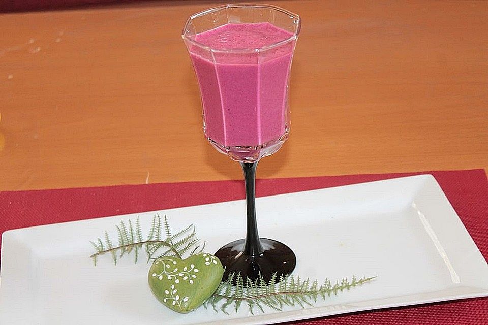 Ananas-Johannisbeer-Dickmilch-Smoothie