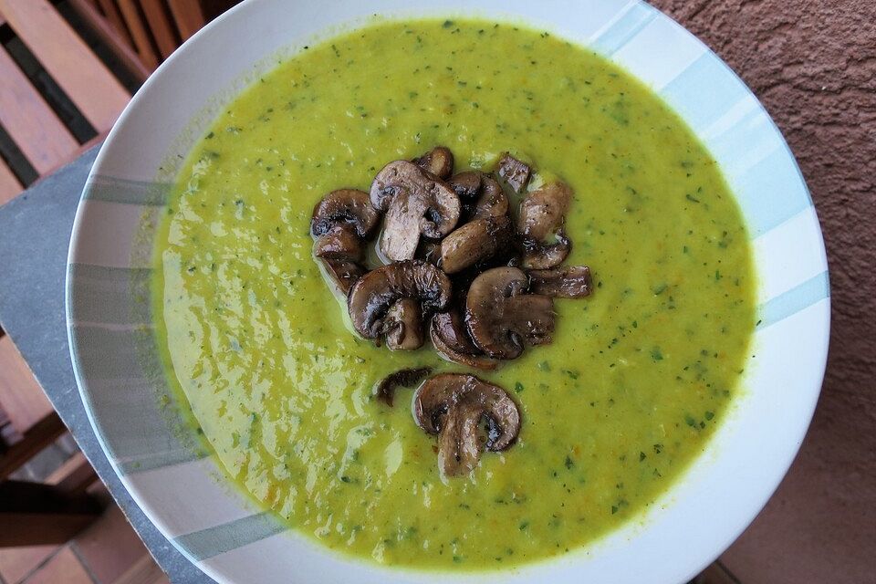 Zucchinicremesuppe mit gebratenen Champignons