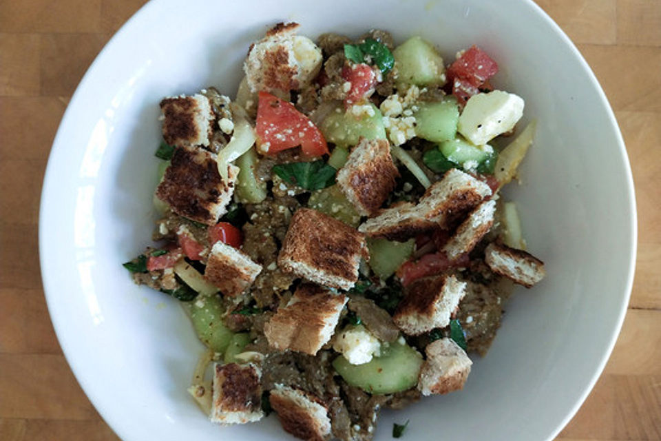 Brotsalat mit Steakstreifen