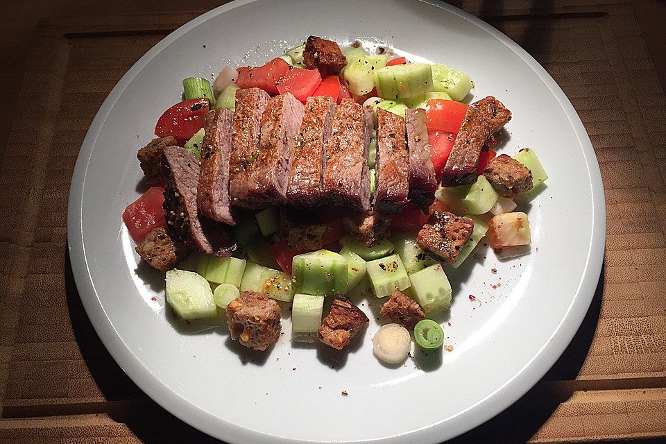 Brotsalat mit Steakstreifen