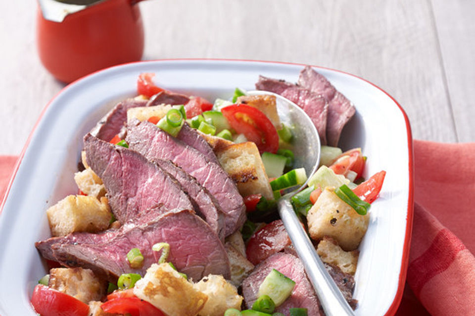 Brotsalat mit Steakstreifen