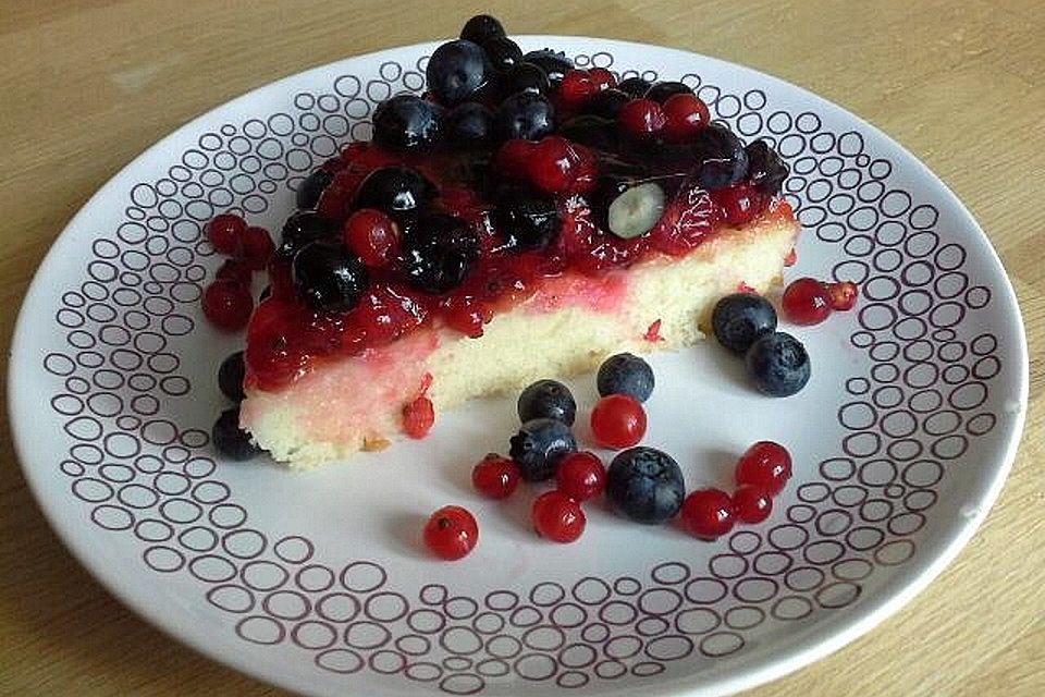 Veganer Obstboden mit Beeren