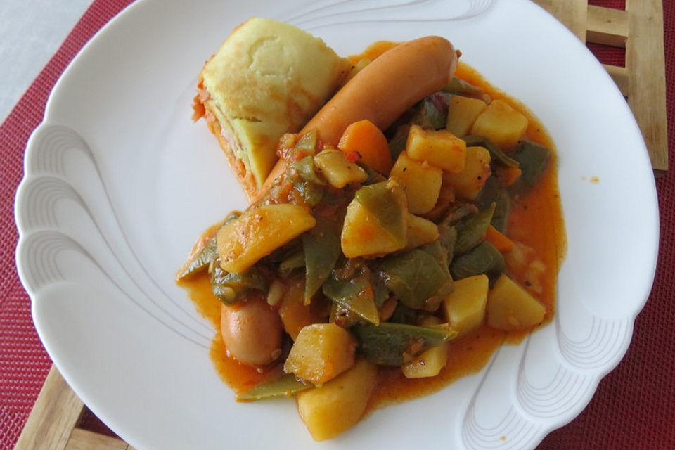 Schnippelbohnensuppe mit Pfannkuchen