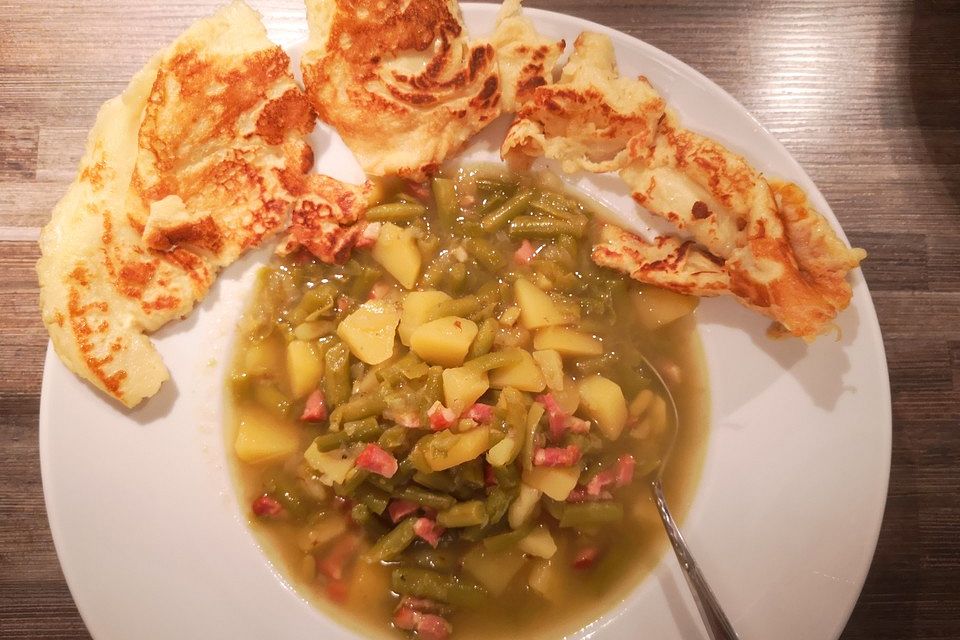 Schnippelbohnensuppe mit Pfannkuchen