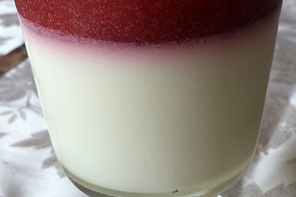 Panna cotta mit Erdbeerauflage