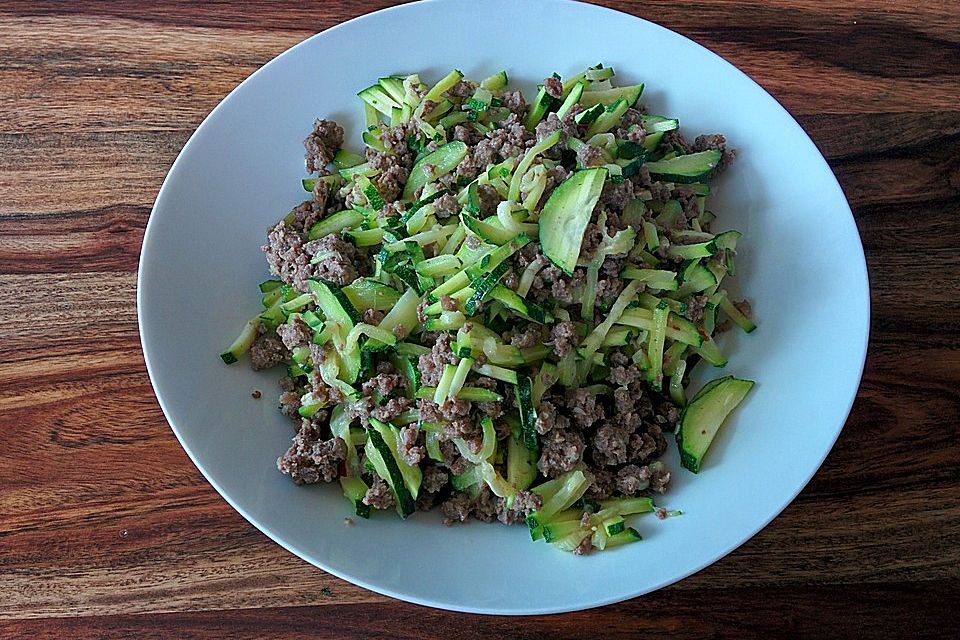 Zucchini-Hackfleischpfanne mit Kokosmilch