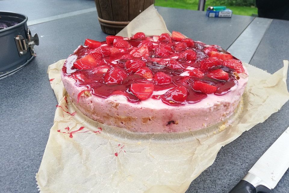 Erdbeertorte marmoriert mit Amarettini