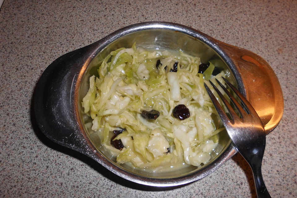 Spitzkohlsalat mit getrockneten Cranberries