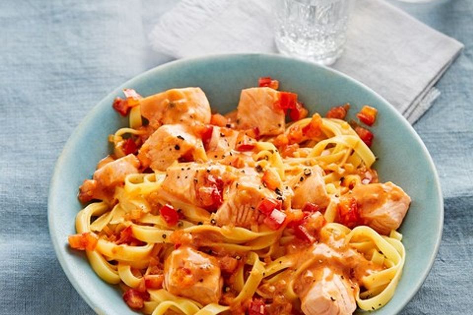 Pasta mit Lachs-Sahnesauce