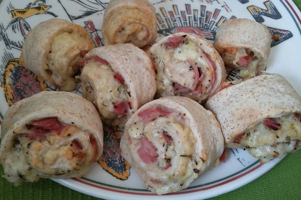 Selbstgemachte Pizzabrötchen mit Knoblauchdip