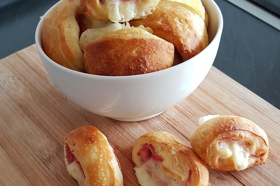 Selbstgemachte Pizzabrötchen mit Knoblauchdip