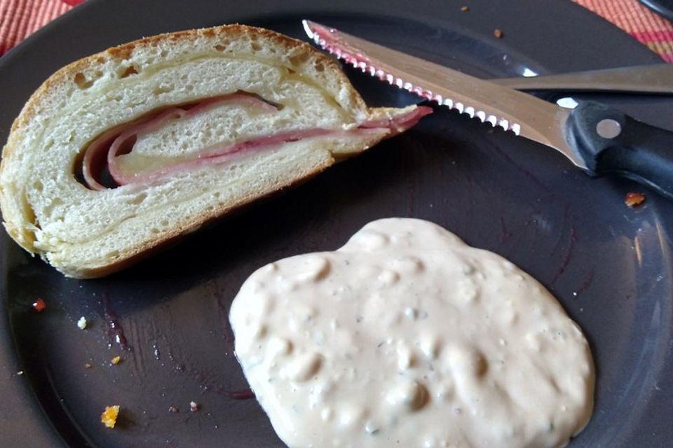 Selbstgemachte Pizzabrötchen mit Knoblauchdip