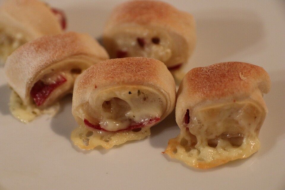 Selbstgemachte Pizzabrötchen mit Knoblauchdip