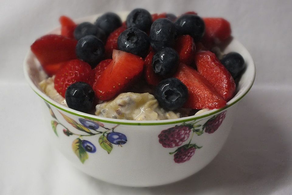 Kaltes Porridge mit Blaubeeren