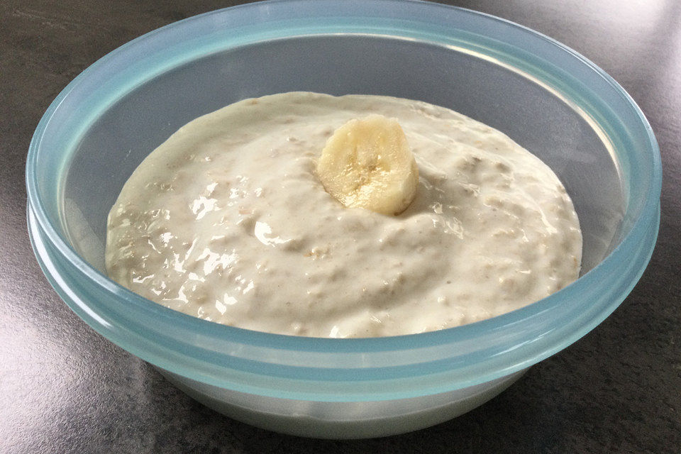 Kaltes Porridge mit Blaubeeren