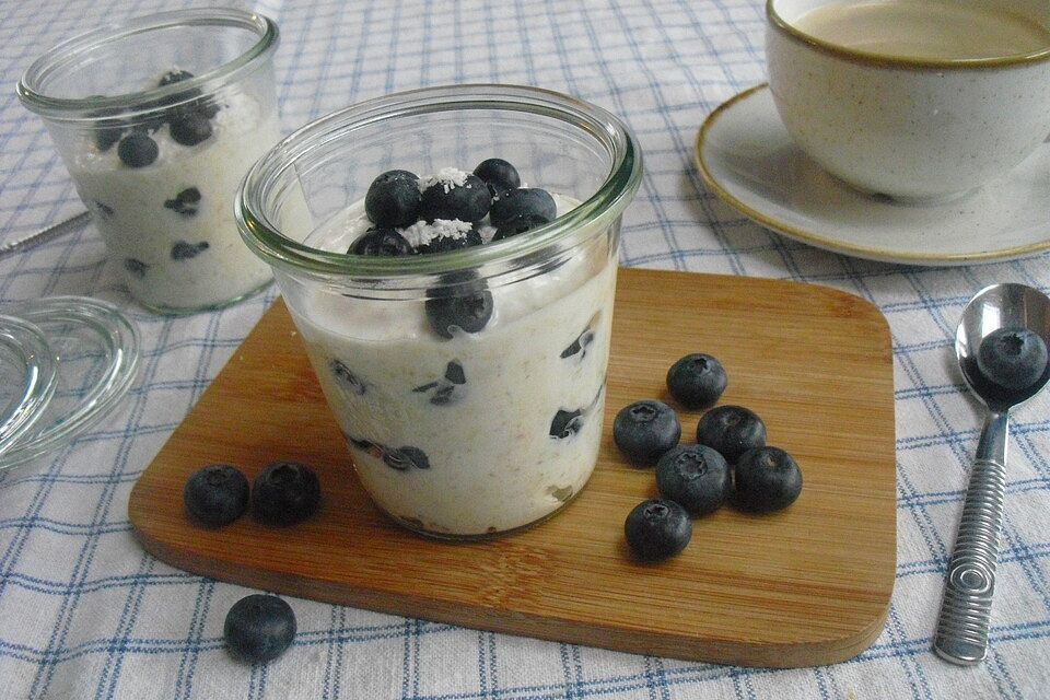 Kaltes Porridge mit Blaubeeren