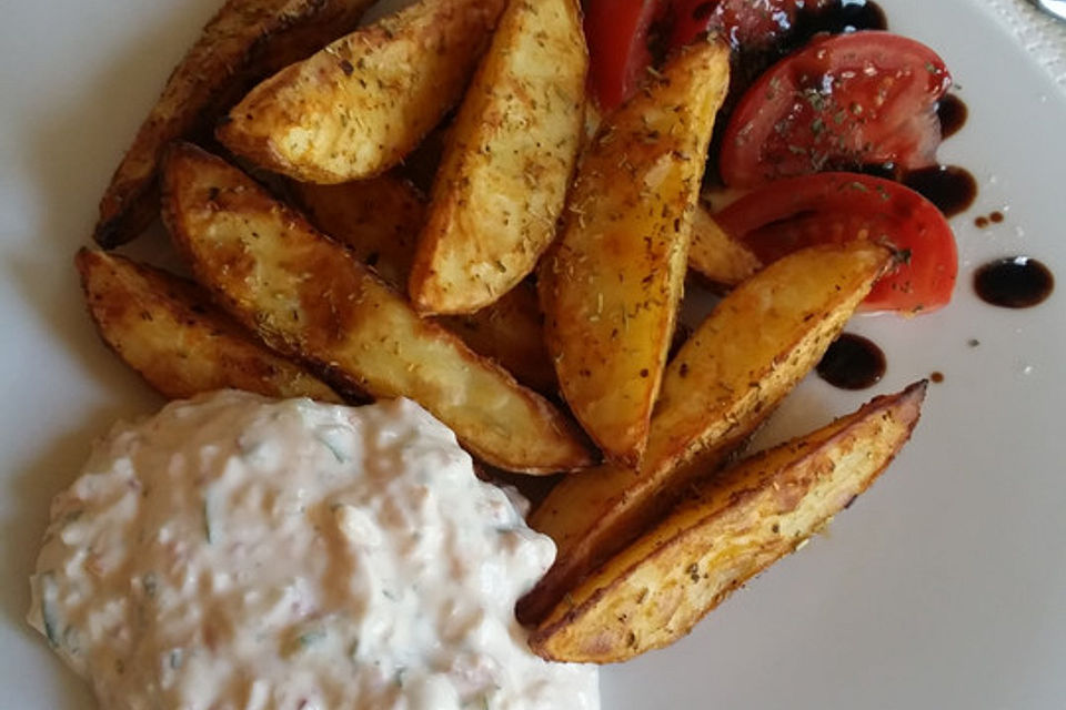 Kartoffelwedges mit Paprika-Quarkcreme