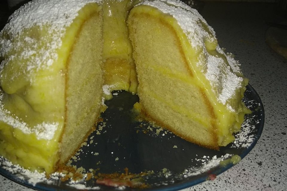 Zitronenkuchen gefüllt mit Zitronenmus