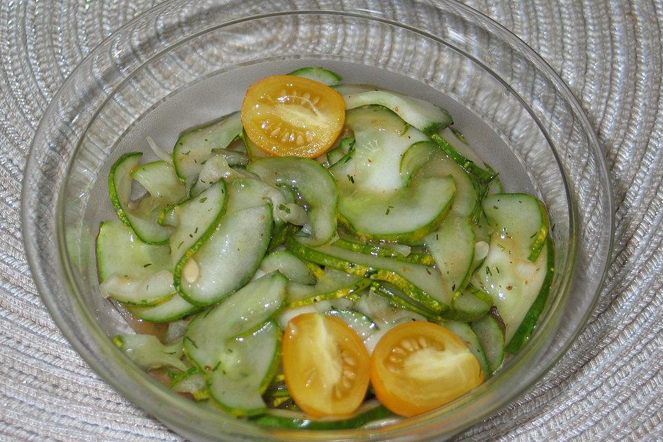 Gurkensalat süß-scharf