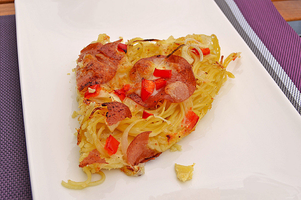 Spaghettipizza mit Salami