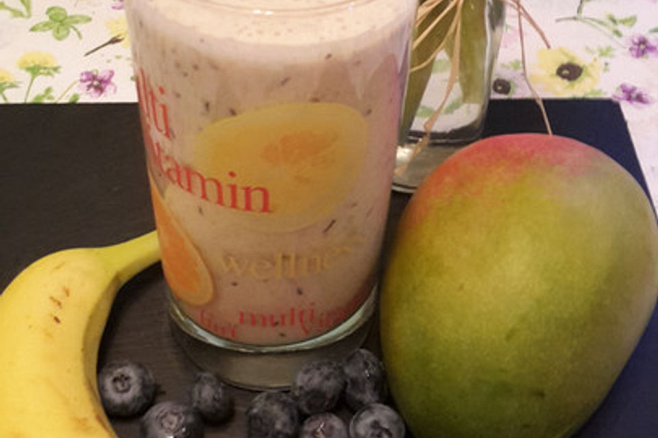 Bananen-Mango-Heidelbeeren-Shake