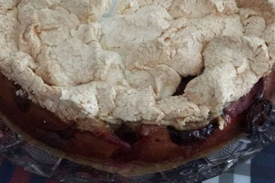 Versunkener Pflaumenkuchen mit Baiserhaube