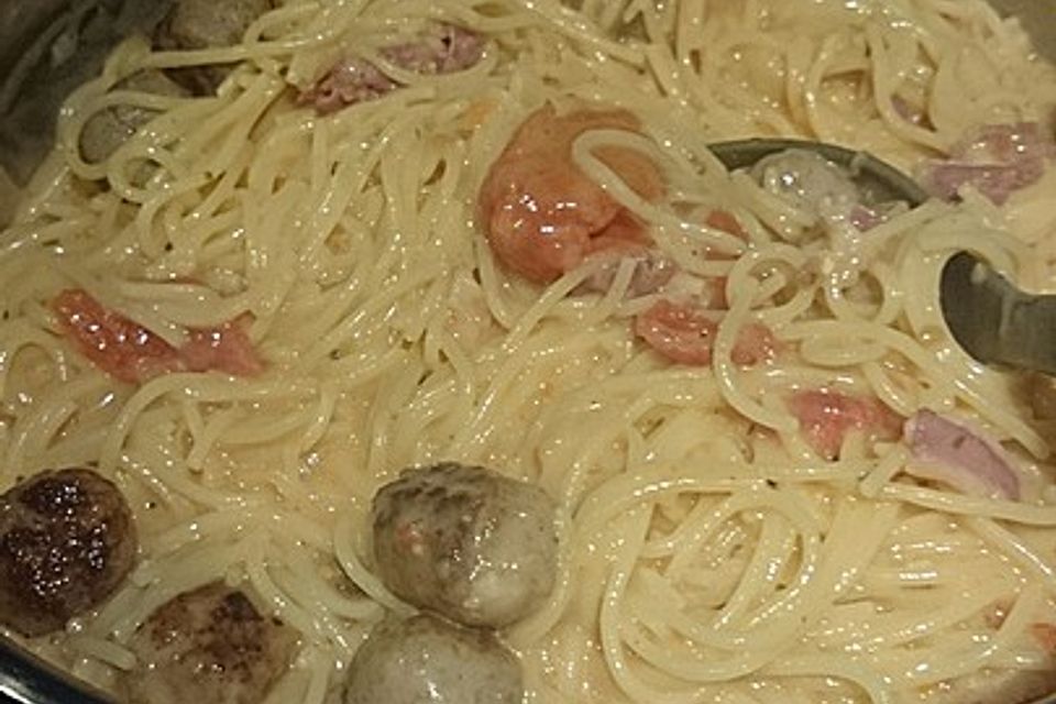 Cremige Spaghetti mit Mettbällchen