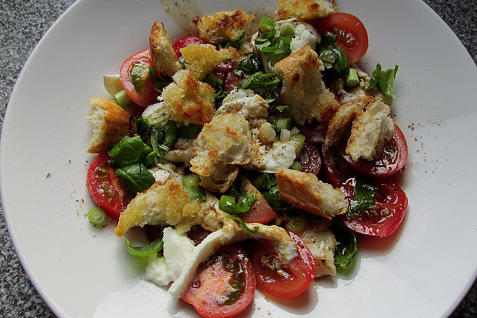 Tomaten-Mozzarella-Brotsalat