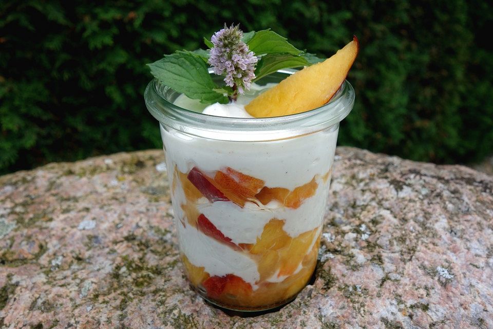 Nektarinen-Joghurt mit Amaretto