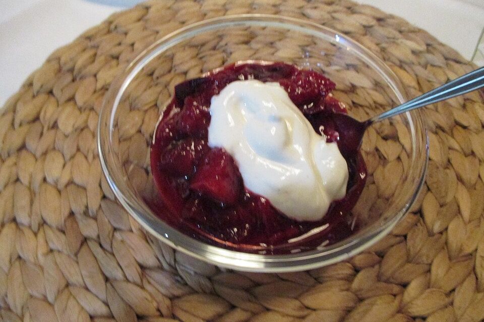 Vanillejoghurt mit Zwetschgenkompott