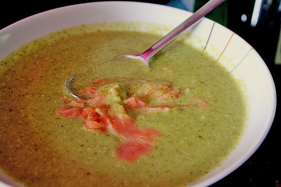 Brokkolisuppe mit Räucherlachs