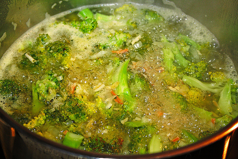 Brokkolisuppe mit Räucherlachs