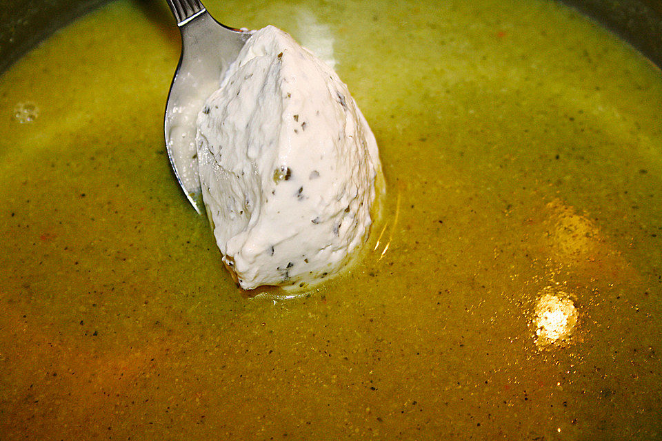 Brokkolisuppe mit Räucherlachs